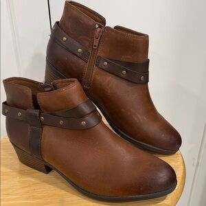 Clarks Brown Ankle Boots - Women’s Size 8.5
FREE SHIPPING